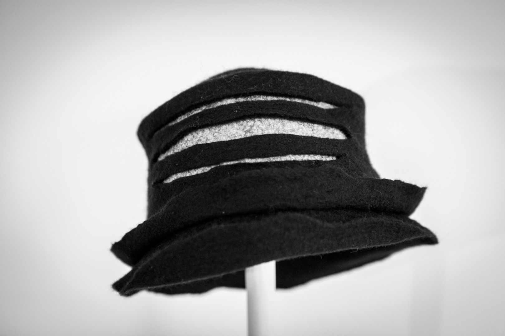 Chapeau noir et blanc en laine feutre