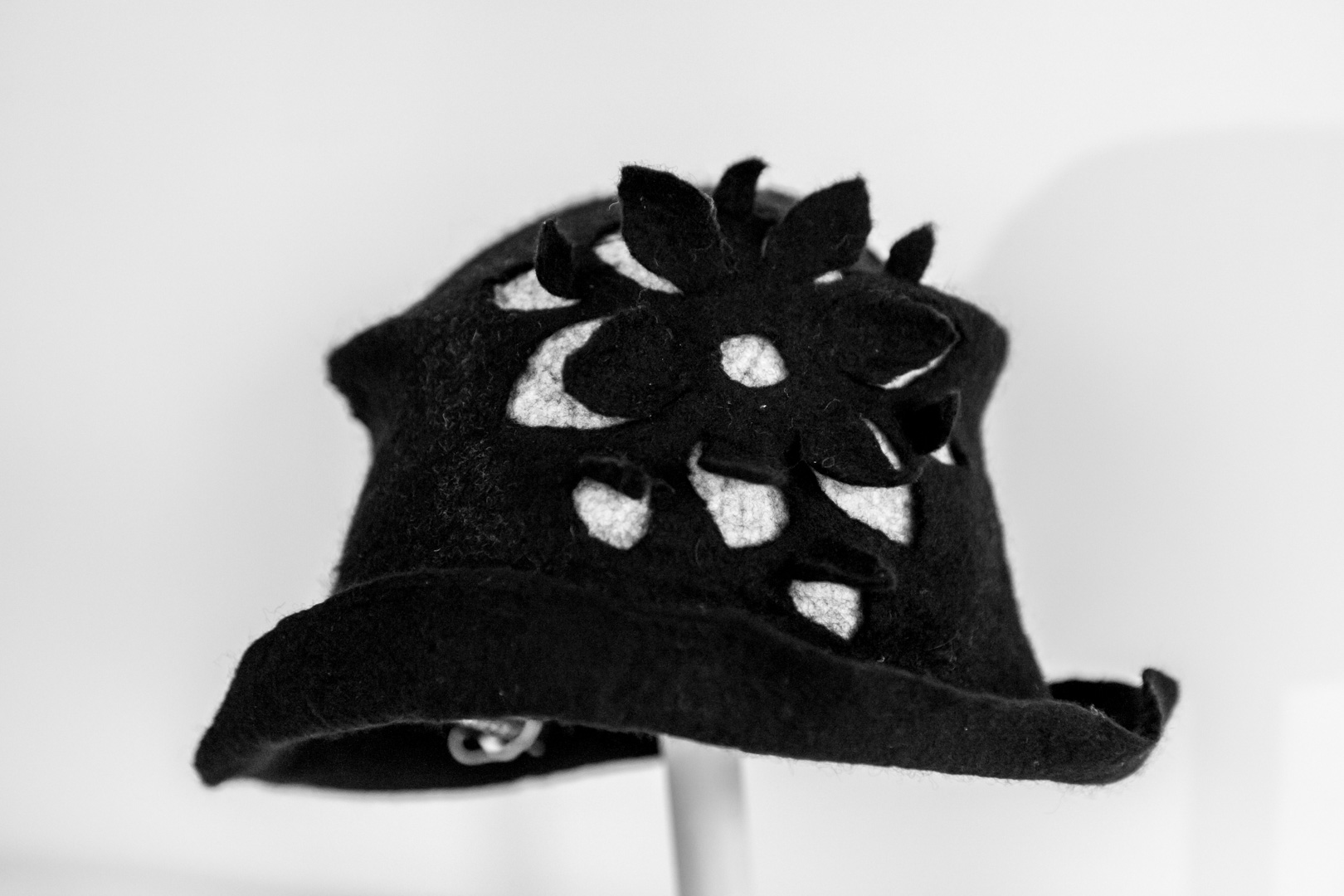 Chapeau noir et blanc en laine feutre